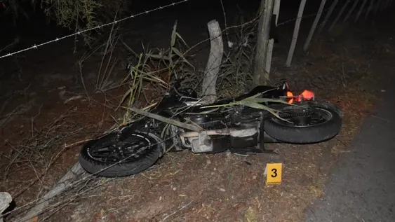Perdió el control de su moto, impactó contra un poste de madera y falleció horas después