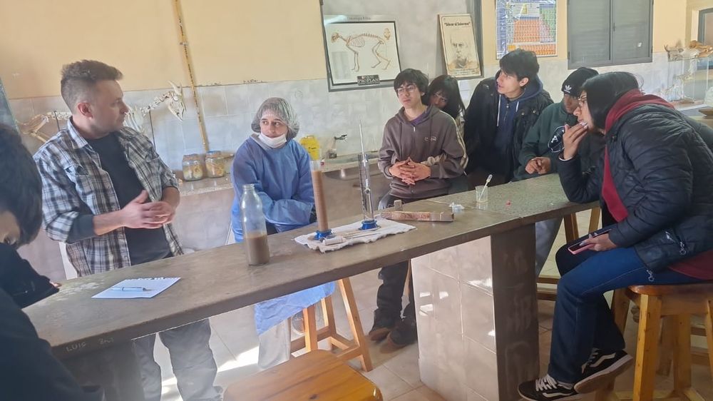 Alumnos sanjuaninos de dos escuelas elboraron chicha para comercializar.
