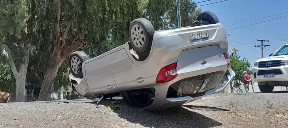 Uno de los autos accidentados. Foto: gentileza Albardón Noticias.