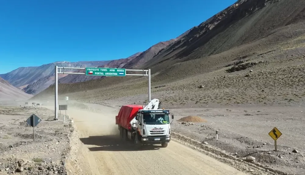 HISTÓRICO. Tras más de 50 años, un camión de carga cruzó desde San Juan a Chile, a través del Paso de Agua Negra.