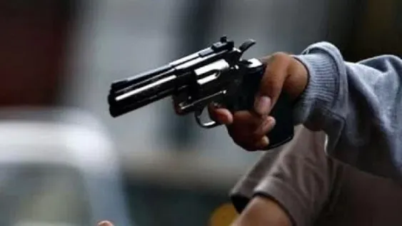 Dos motochorros le dispararon y lo fracturaron para robarle: quedó internado