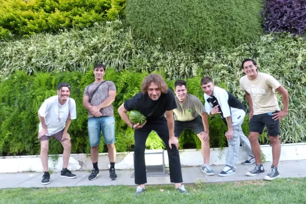 YUM YUM RICO está integrado por Juan Francisco Yuvero (trompeta), Hernán Pereyra (trombón), Ramsés Gómez (batería), Zafiro Campillay Díaz (bajo), Julián Salis Neyem (guitarra) y Borys Yevsyukov (teclado y voz).