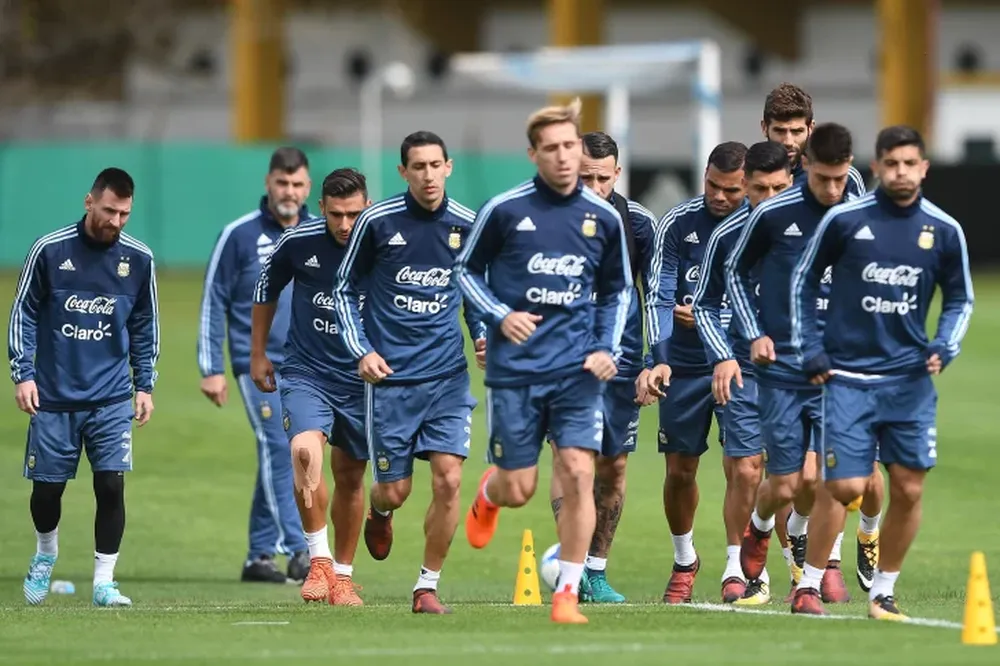 Sampaoli volvió a cambiar y probó con Paredes y Papu Gómez