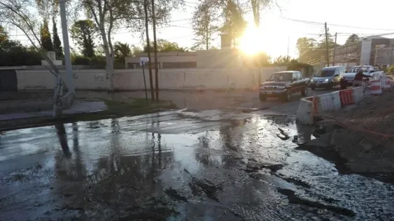 Trabajaban en el ensanche de la Central, taparon una boca  y provocaron un colapso cloacal