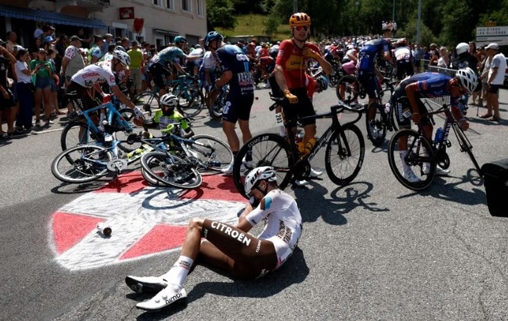 Un espectador quiso sacarse una selfie y provocó un tremendo accidente en el Tour de France