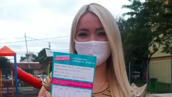 Echaron a la becaria de 18 años que fue vacunada contra el coronavirus