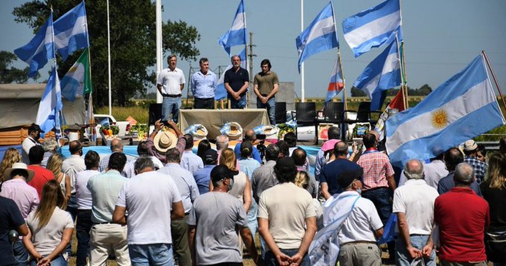 Los principales dirigentes de la oposición adhirieron a la protesta de la Mesa de Enlace