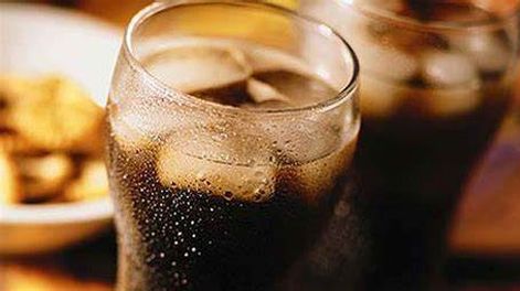 Se tomó una botella de gaseosa entera en 10 minutos y murió