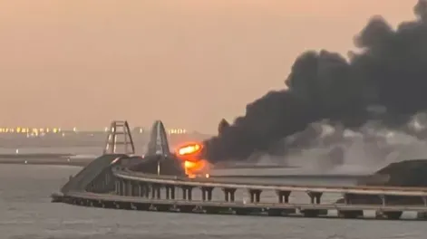 Una explosión hizo colapsar una parte del único puente que une a Crimea con Rusia