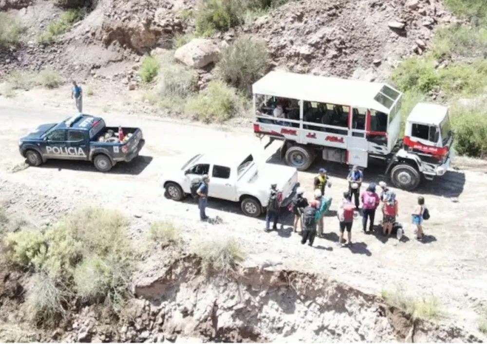 ARDUO RESCATE. Las intensas lluvias desbordó el Río Atuel en Mendoza.