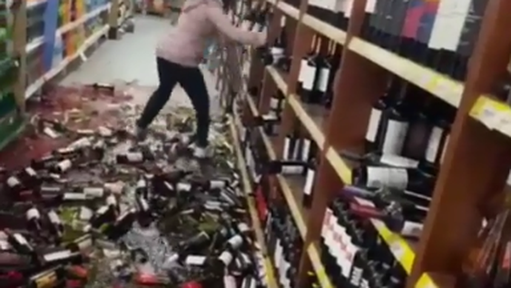 La echaron de un supermercado, fue a reclamar una deuda y destruyó la góndola de vinos