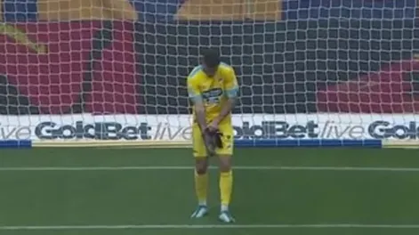 Un árbitro reanudó el partido pero faltaba uno de los arqueros: “Esto no lo vi nunca”