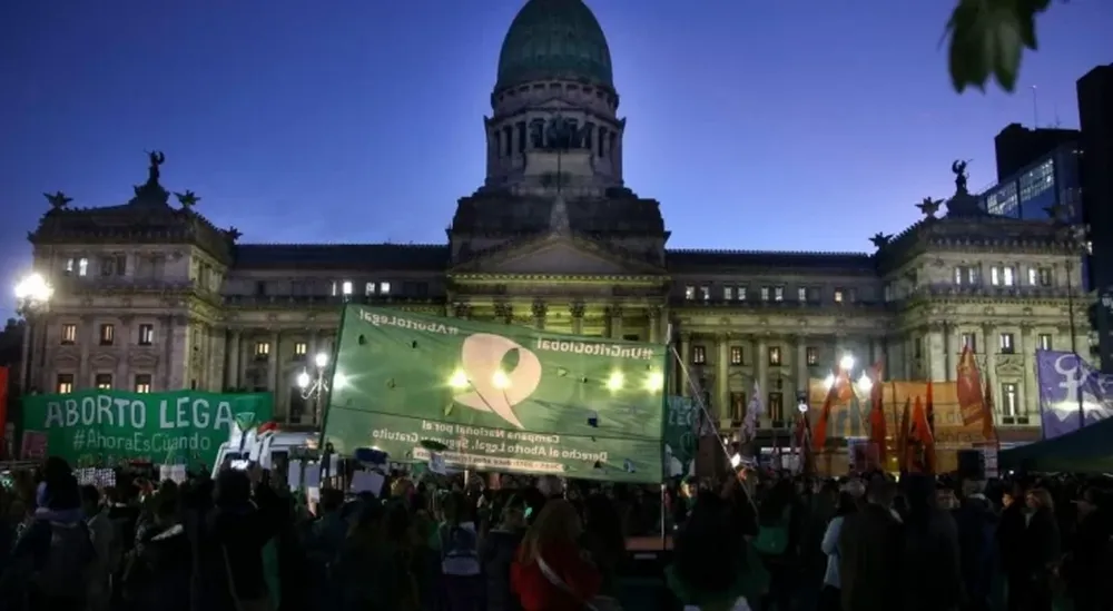 Nuevo sondeo pone a la legalización del aborto en ventaja por un voto
