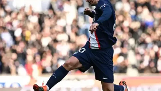 Messi frotó la lámpara y salvó al PSG