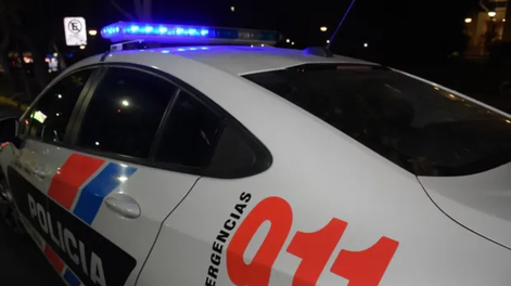 Iba en auto, se quedó dormido y chocó contra un árbol