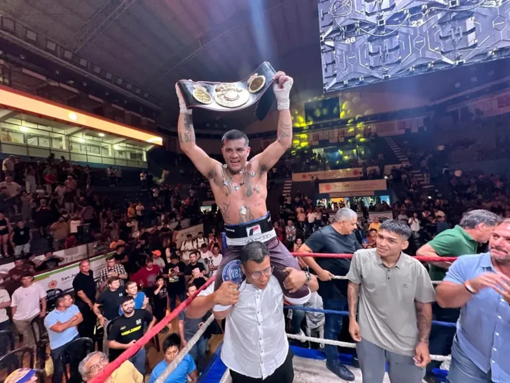 Campeón. Ezequiel Fernández ya terminó su obra. La corona mundial Gold de los Welter es suya y San Juan lo vivió intensamente. (Daniel Arias)
