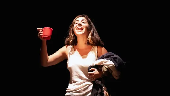 JUEVES 19.  Sobre “mi humo al sol”. Autoría: Manuel García Migani (Mendoza). Intérpretes: Andrea Gentili, Gema Vera, GuadaHerrera y Romina Pereyra.