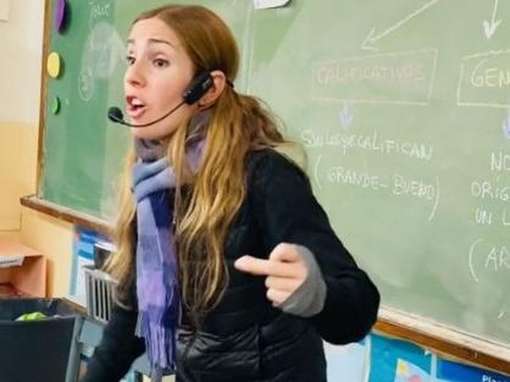 Se volvió viral por el original método con el que les enseña ESI a sus alumnos