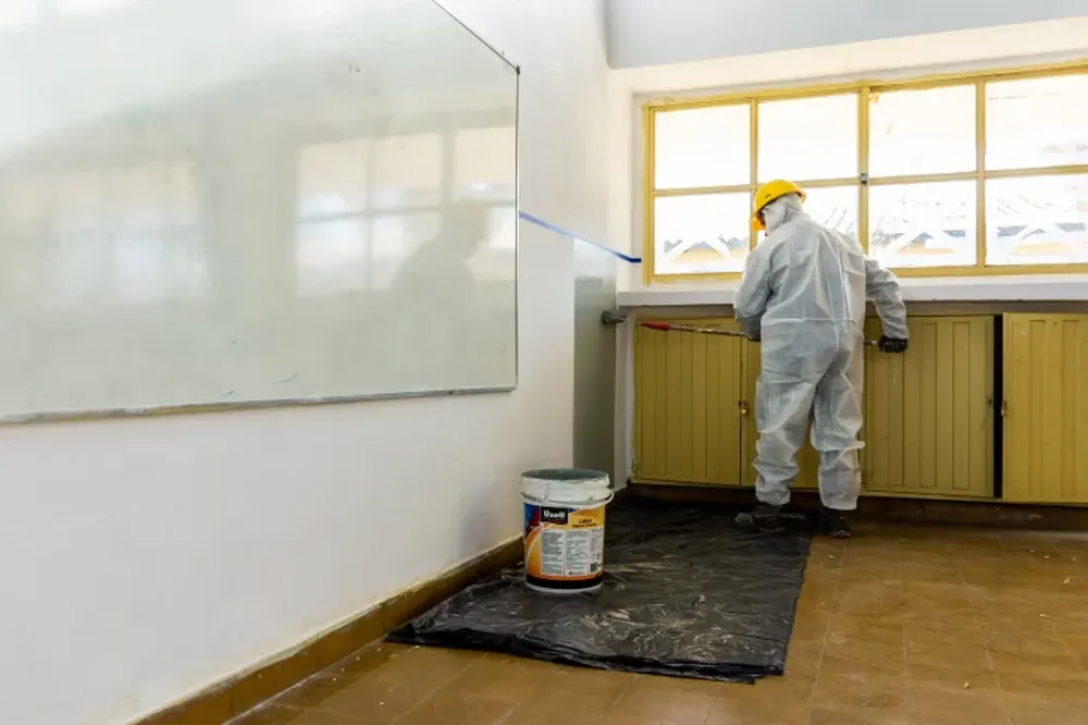 LAS MEJORAS en las escuelas iban desde pintura y reemplazo de elementos, hasta arreglos de edificios en estado crítico. 