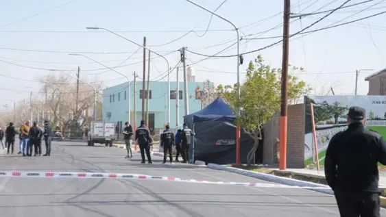 En moto y sin casco, chocó una pared y no sobrevivió