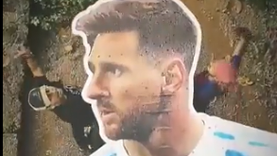 Instalaron una impresionante gigantografía de Messi en medio de un río de India