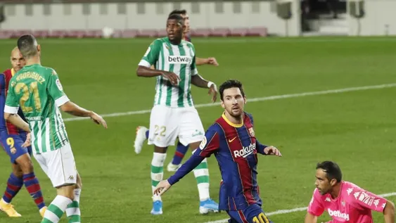 Messi resolvió todo desde el banco