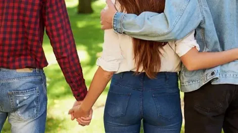 Jueza reconoció a una pareja poliamor y ordenó inscribir a su bebé con dos papás y una mamá