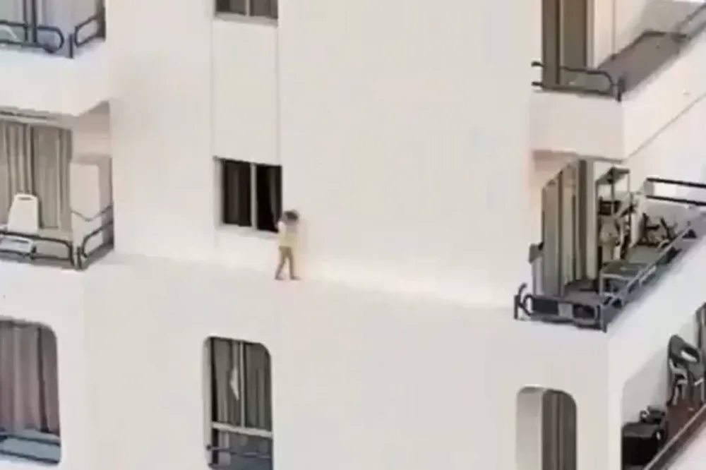 El video de una niña corriendo por la cornisa de un edificio se volvió viral