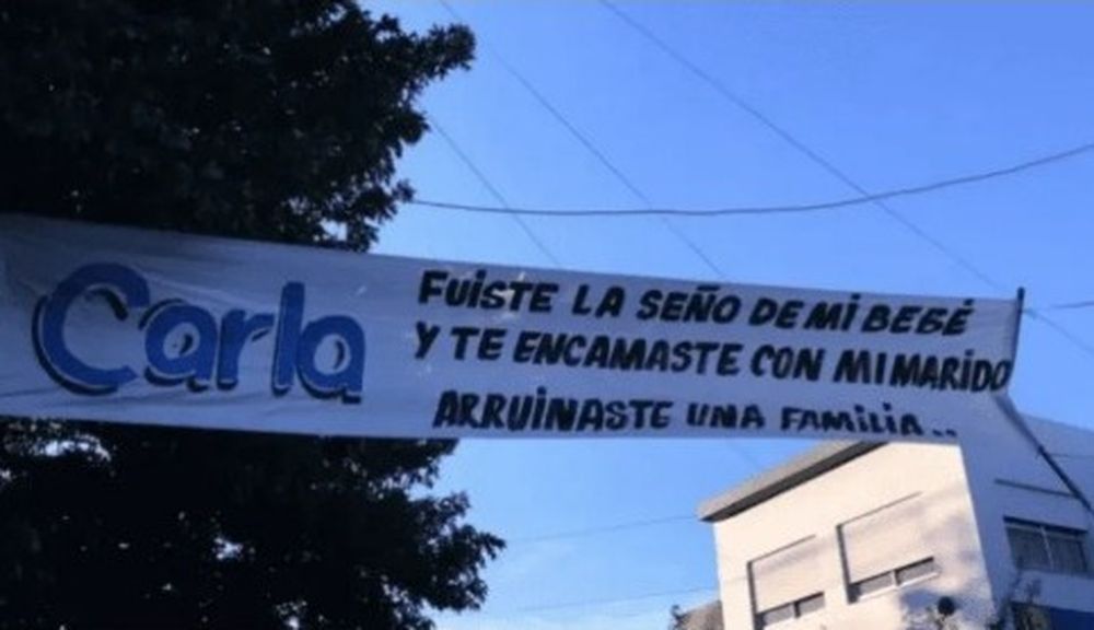 Con un pasacalles, una esposa enfurecida escrachó a una maestra jardinera que se “encamó” con su marido