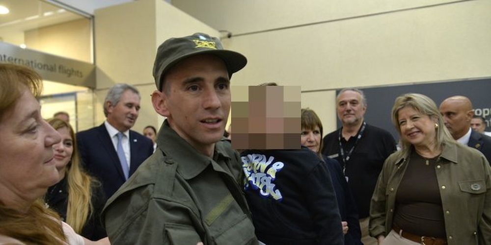 Nahuel Gallo y su hijo.