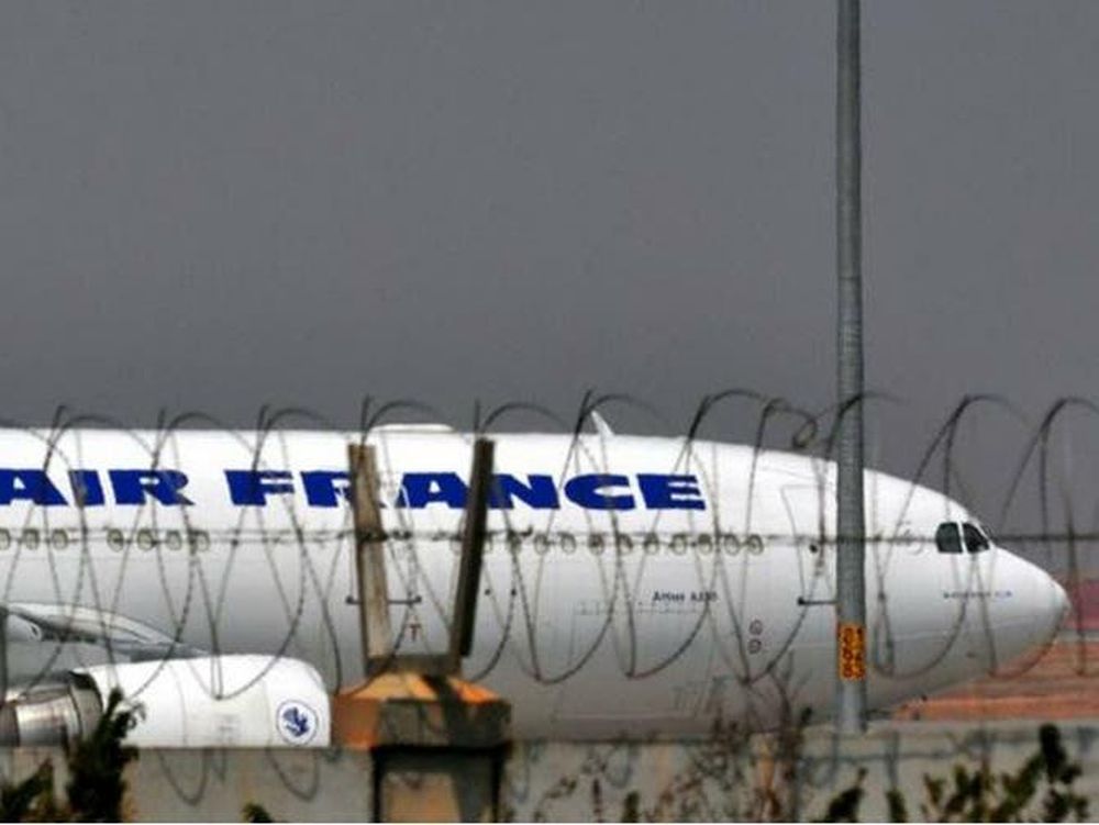 Un niño fue hallado muerto en el tren de aterrizaje de un avión
