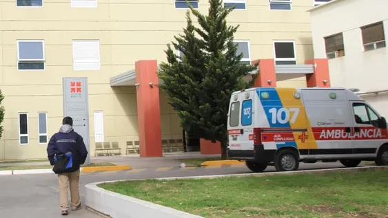 Chocó en su moto con un camión y sufrió tres fracturas