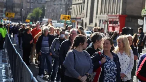 Suspendieron el acceso a la cola para llegar al féretro de Isabel II por la gran cantidad de gente