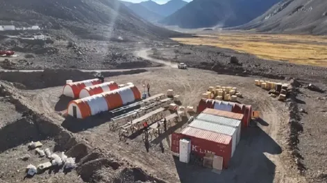 EL PROYECTO de la canadiense McEwen Copper, filial de McEwen Mining, ubicado a 3.500 metros sobre la cordillera de los Andes, requiere una inversión total de 3.000 millones de dólares, dijo Michael Meding en una reciente entrevista periodística.