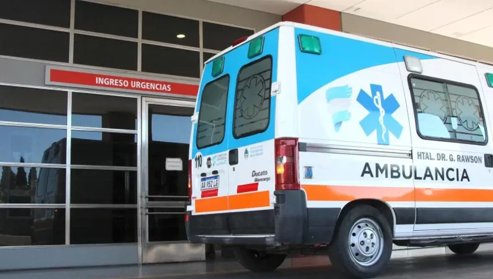 Un chico de 11 años cayó de un carro en movimiento y la rueda le aplastó el abdomen