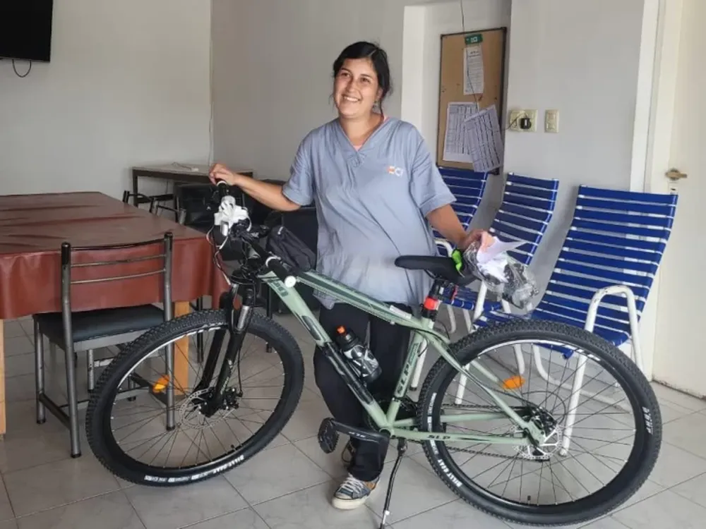 Es portera, le robaron la bici de su hija en su trabajo y sus compañeros juntaron dinero para comprarle una nueva