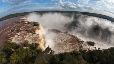 Las Cataratas del Iguazú volvieron a recibir visitantes tras el descenso del caudal, aunque la Garganta del Diablo permanece inhabilitada.