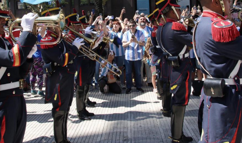 Los Granaderos tocaron “Muchaachos” en Plaza de Mayo y desataron una fiesta