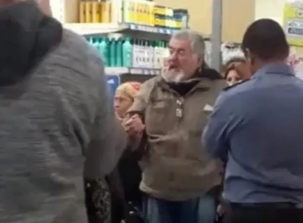 Raúl Castells irrumpió en un supermercado para reclamar comida