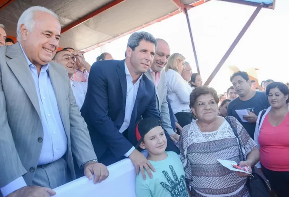 Uñac entregó 64 casas en un barrio de Caucete