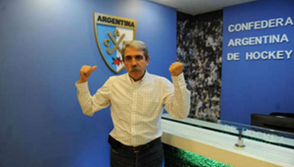 Anibal Fernández renunció a la presidencia de la Confederación de hockey sobre césped