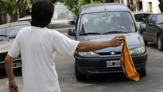 La Legislatura porteña prohibió por ley a trapitos y limpiavidrios