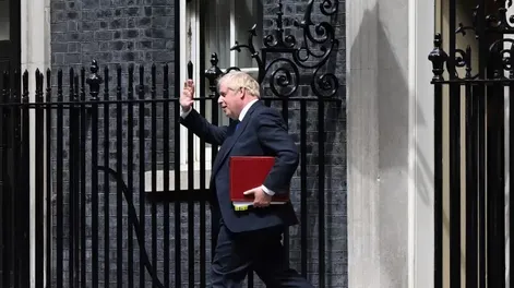 Johnson pelea por mantenerse en el cargo mientras su Gobierno se desmorona