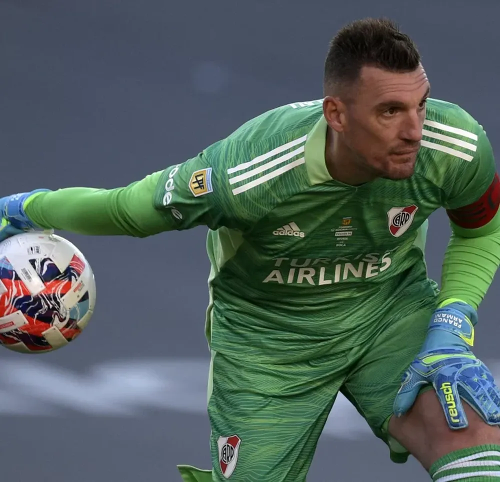 Armani quedó complicado