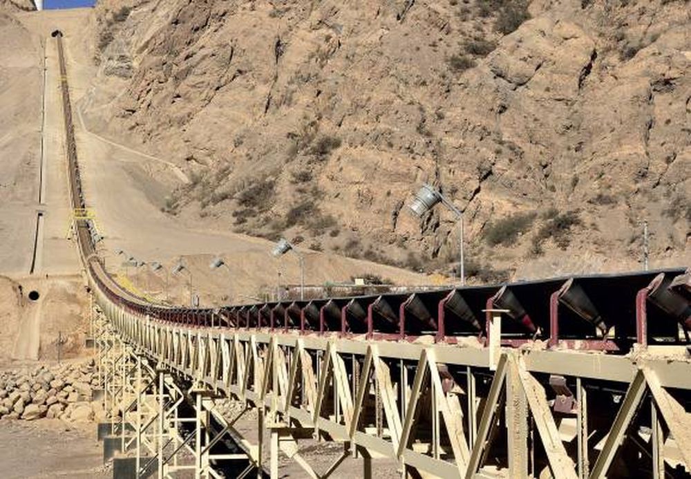 Una cinta transportadora custodiada por rocas
