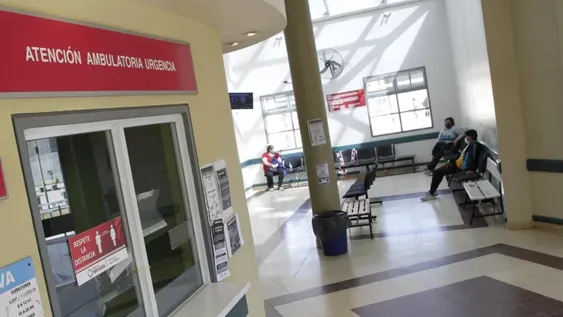 Chocó en su moto con un auto y sufrió una fractura expuesta