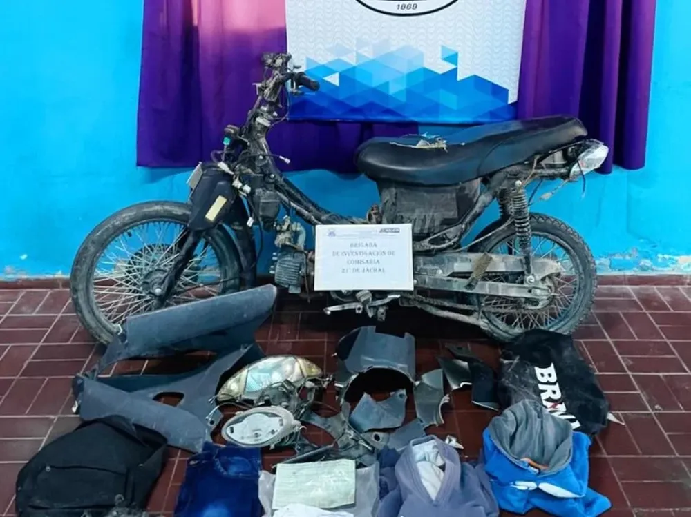 Es menor de edad, robó una moto y cuando lo atraparon ya la estaba desmantelando