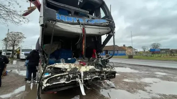 Un ómnibus de la empresa “Santa Lucía” que regresaba de Buenos Aires a Resistencia, Chaco, con 60 pasajeros provenientes de un tour de compras, chocó contra un camión. Tres personas murieron.