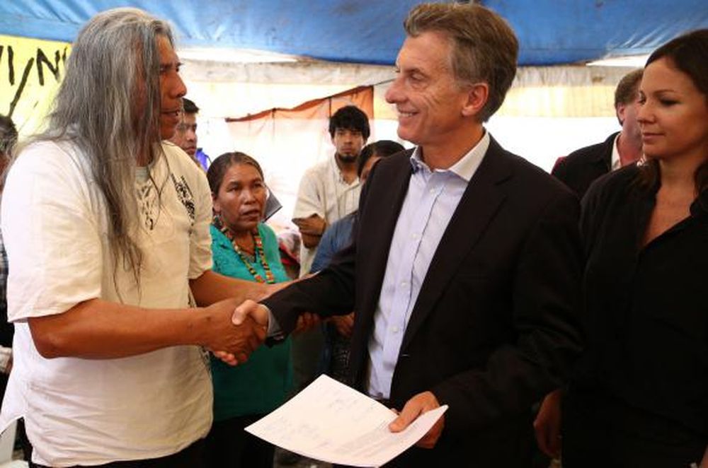 Fuerte gesto de Macri con líder qom y los originarios