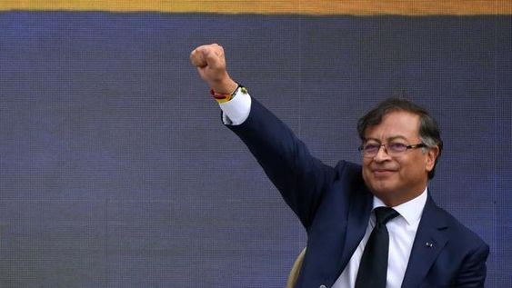 Gustavo Petro juró como presidente de Colombia y se enfrenta a múltiples desafíos